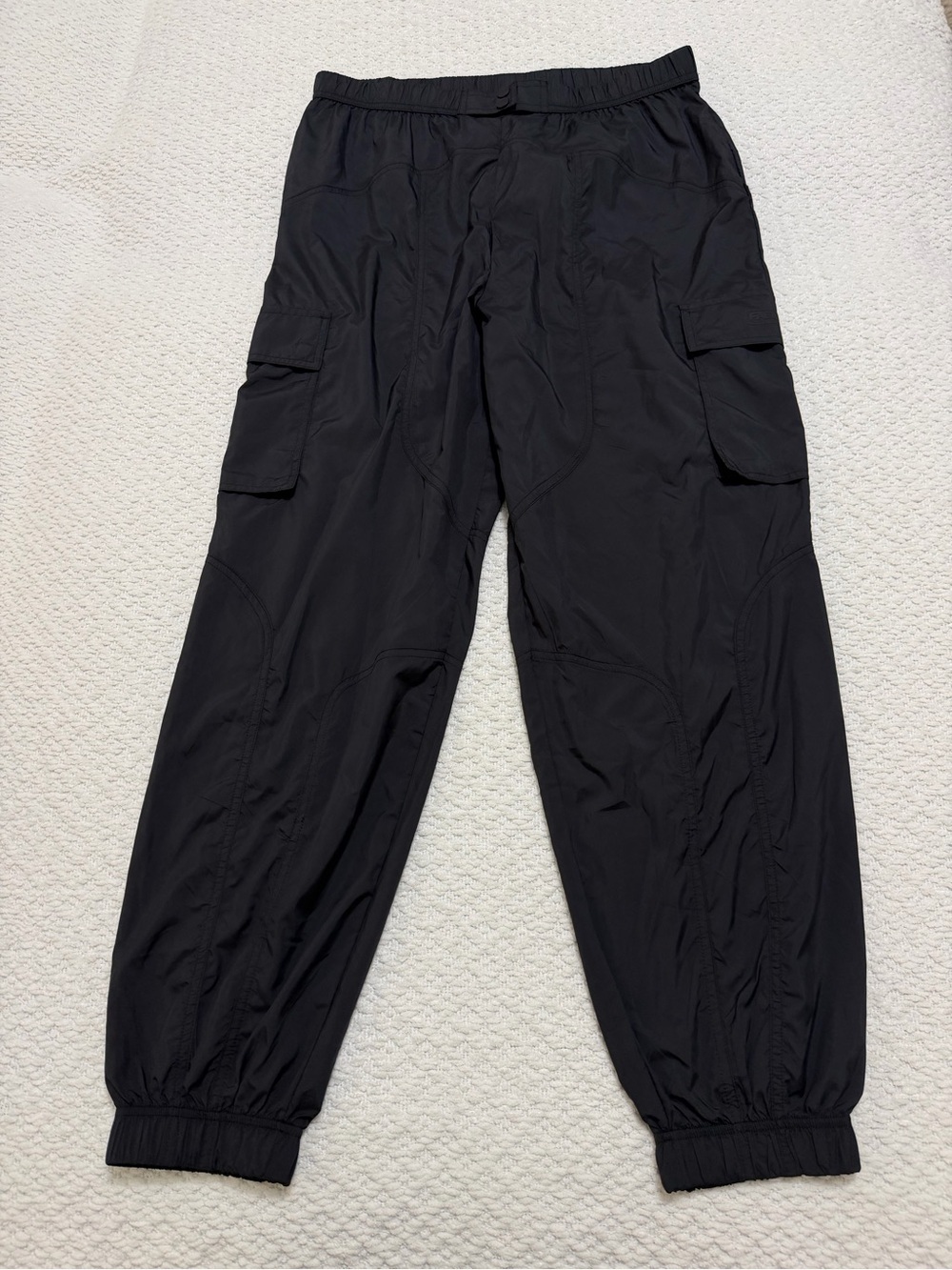 Fabletics Black Lightweight Cargo Parachute Jogger Women’s Size XL NWT - Picture 3 of 10